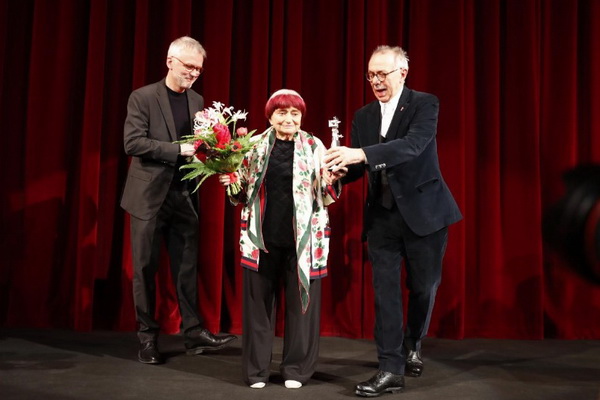 095 Director and screenwriter Agnes Varda accepts her Berlinale Camera award from Festival director Dieter Kosslick prior to the screening of the movie Varda par Agnes